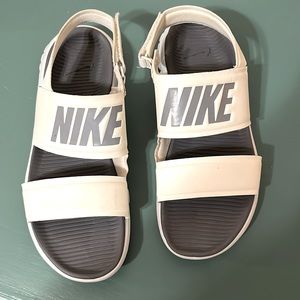 Women’s Nike Sandals!